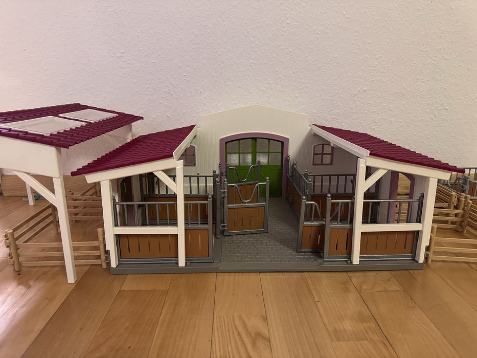 Stajnia schleich + boks zewnetrzny z padokiem