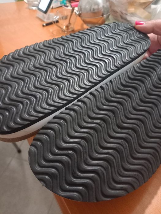 Chinelos novos com palmilhas em couro  (Esmara)