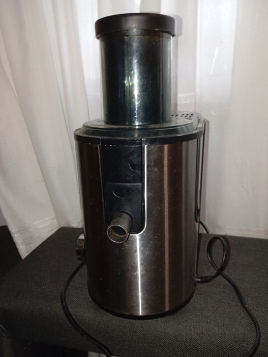 Centrifugadora de sumos da marca Becken, modelo BJE-966.