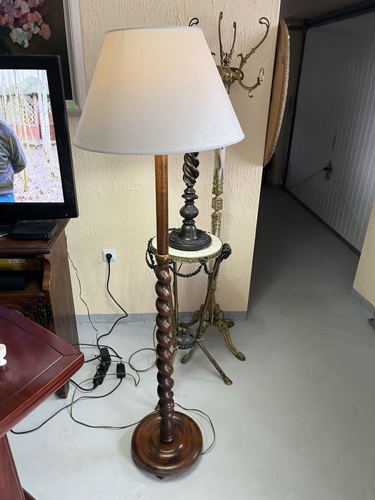 Lampa drewniana stojąca