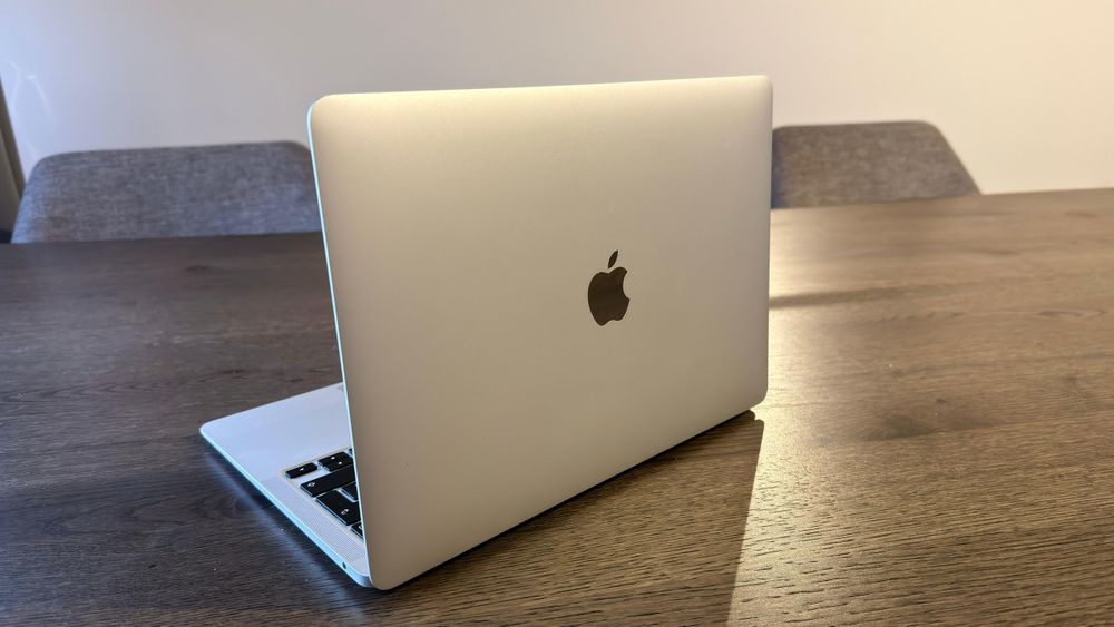 MacBook Air 2020 13" 8GB SSD 256GB
Processador M1
8gb RAM 
SSD 256 gb