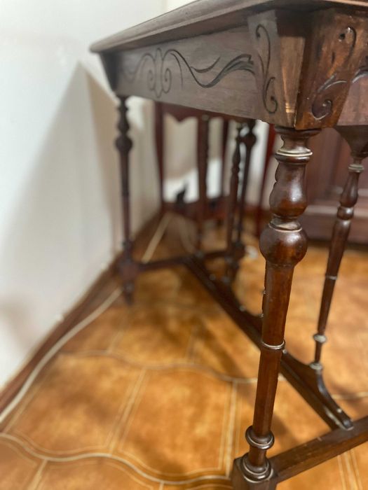 Mesa de apoio antiga com gaveta