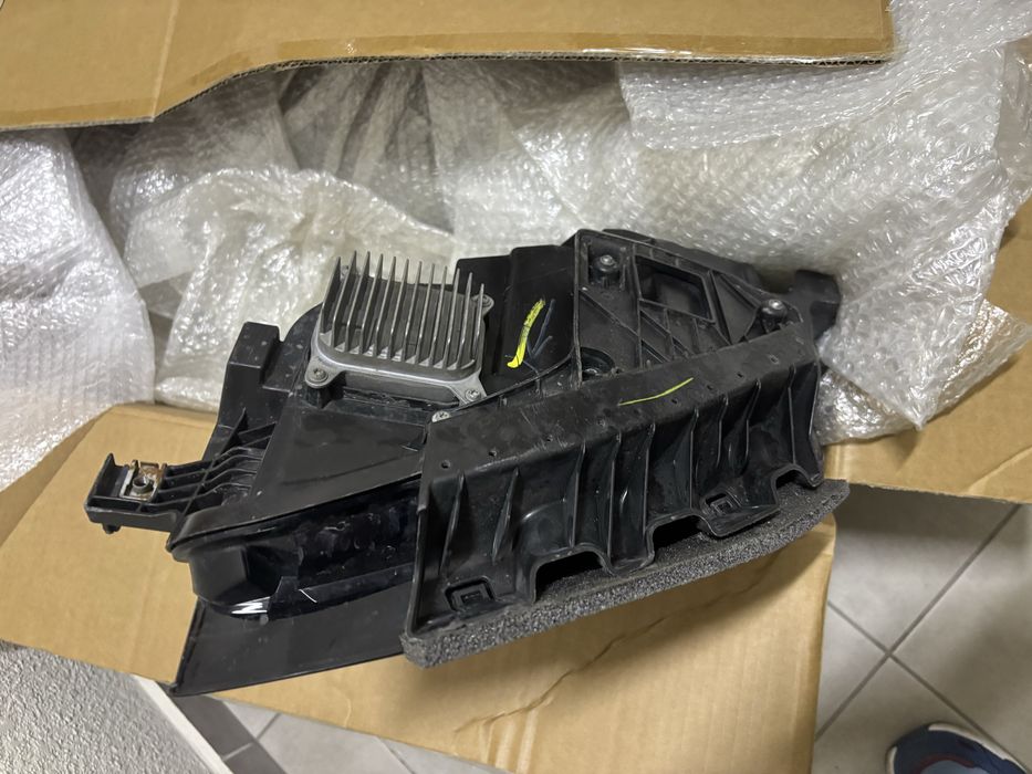 Фара передня права tesla model 3 рест лінзована