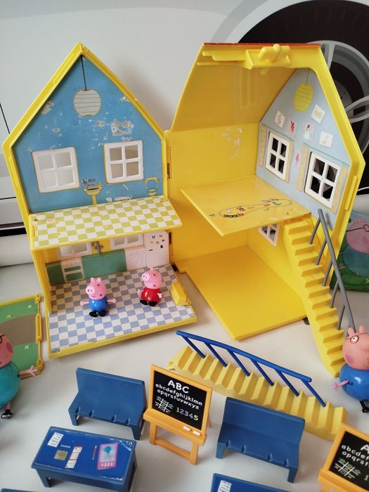 Загородный дом, школа и фигурки Свинки Пеппы