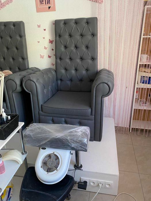 Продам крісло з подіумом для педикюру  у відмінному стані.