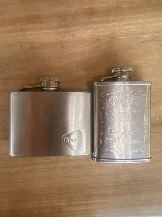 Conjunto de duas garrafas de bolso em aço inoxidável, ideais para transportar bebidas.