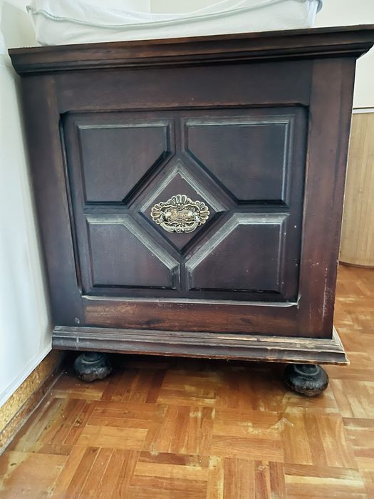 Arca antiga em madeira maciça – resistente e decorativa