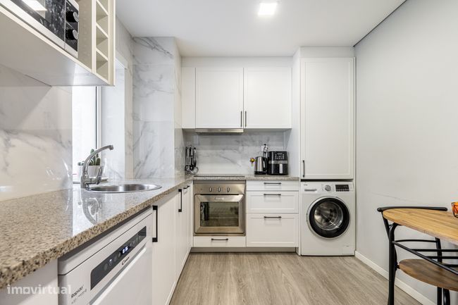 Apartamento T2 Remodelado na Praça Paulo Vidal.