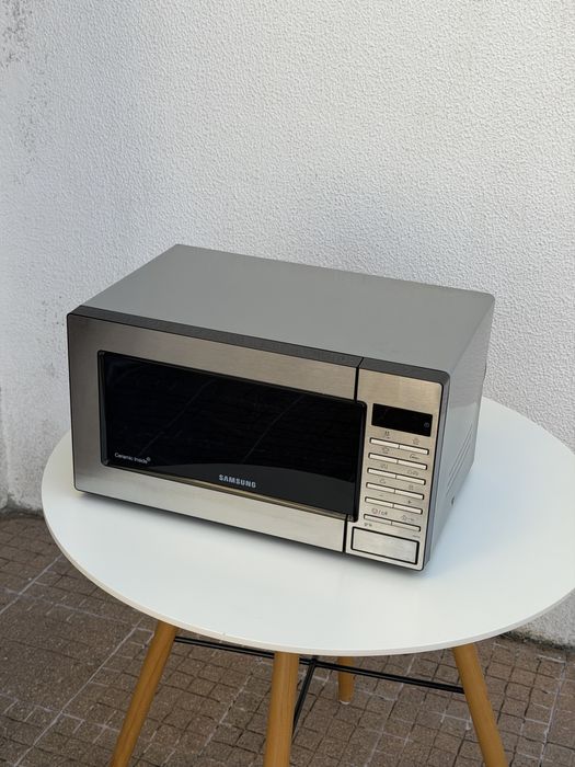 Microondas Samsung GE87M-X com Grill, 23L