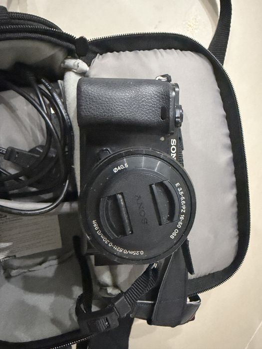 Sony Alfa 6000 + duas lentes + mala de transporte + mochila de fotografo +  tripé