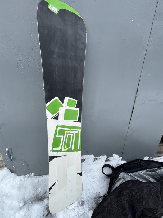 Сноуборд з кріпленнями.