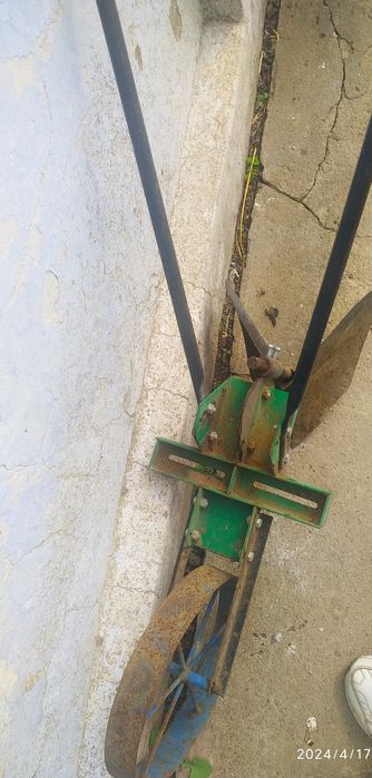 Продам ручной плуг с удобной ручкой, для посева.