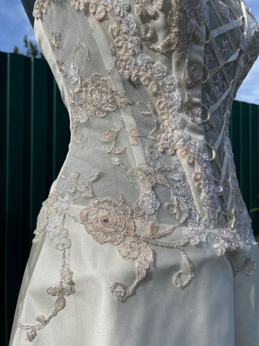 Весільна сукня з корсетом та камінчиками сваровські