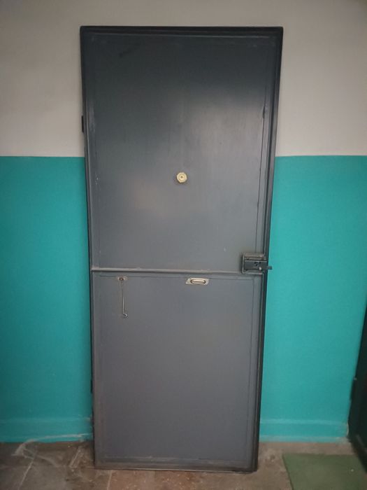 Двери металеві з коробкою