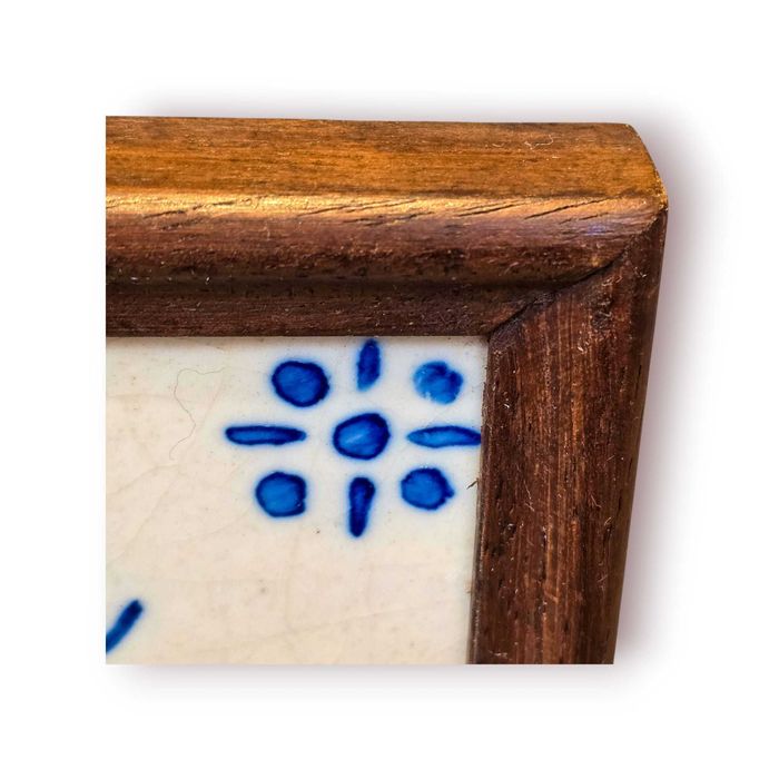 Azulejo Português Lamego com Moldura Madeira – Motivo Tradicional Azul