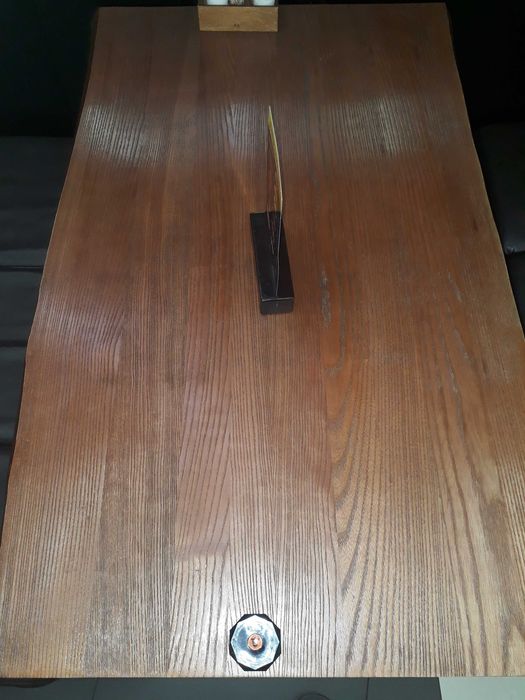 Стіл дерев'яний та дивани для кафе