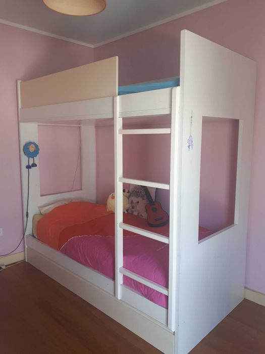 Beliche branco em madeira com gavetão