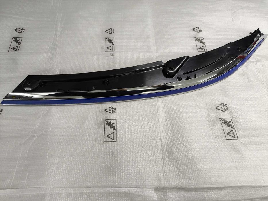 VW Passat GTE - friso decorativo óptica esquerda