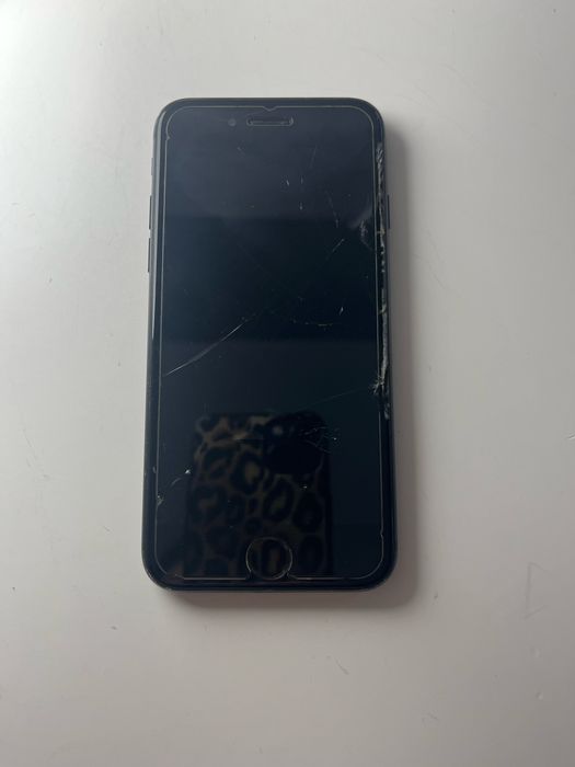 iPhone 7 32GB – Funcional – Bateria fraca – Ecrã ligeiramente partido