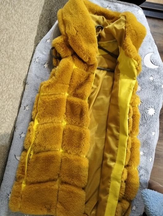 Желетка на хутрі,в гарному стані!