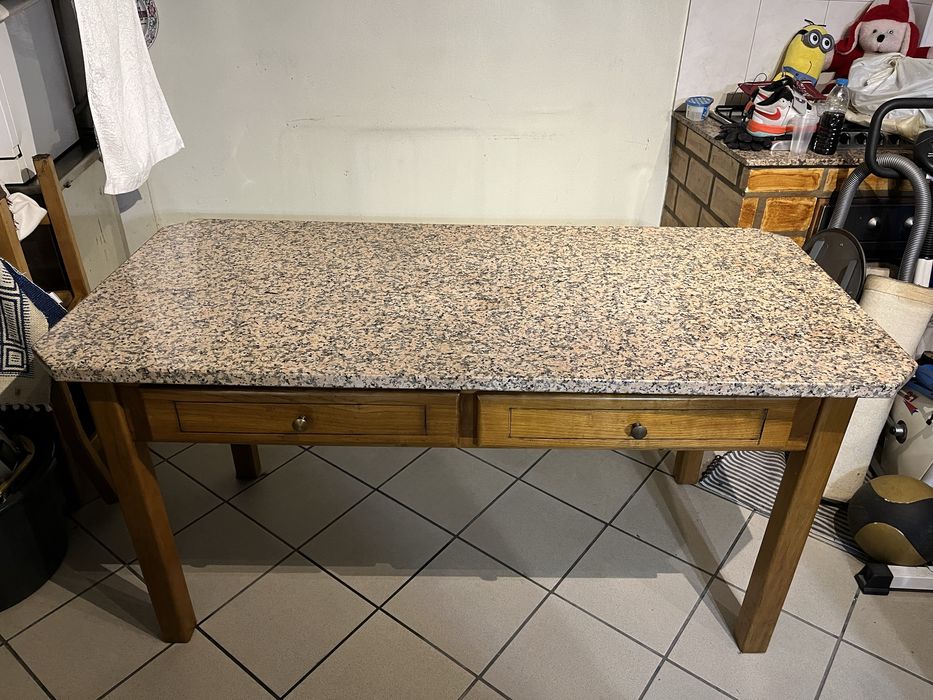 Mesa de pedra com 4 cadeiras