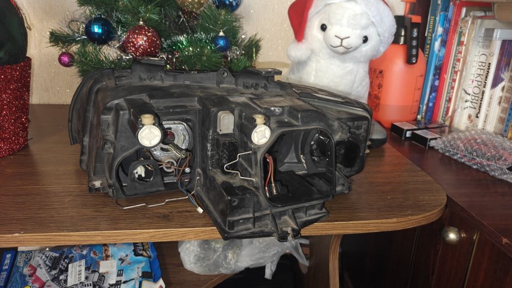 Фара права для Audi a4 b6 Valeo галоген