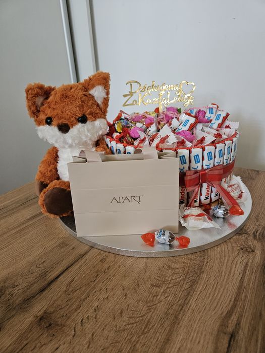 Luksusowy Prezent Premium: Tort ze słodyczy KINDER + Pluszak + Karta podarunkowa