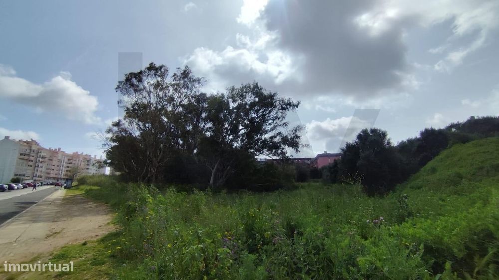 Terreno Urbano | 225 m2 de construção| Oportunidade Única em Zona de E