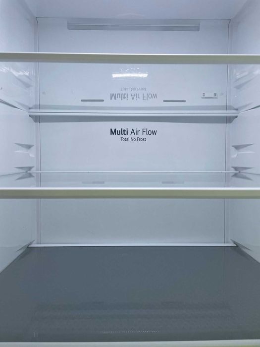 Frigorífico Combinado Usado com 3 anos. Apenas tem um pequeno toque