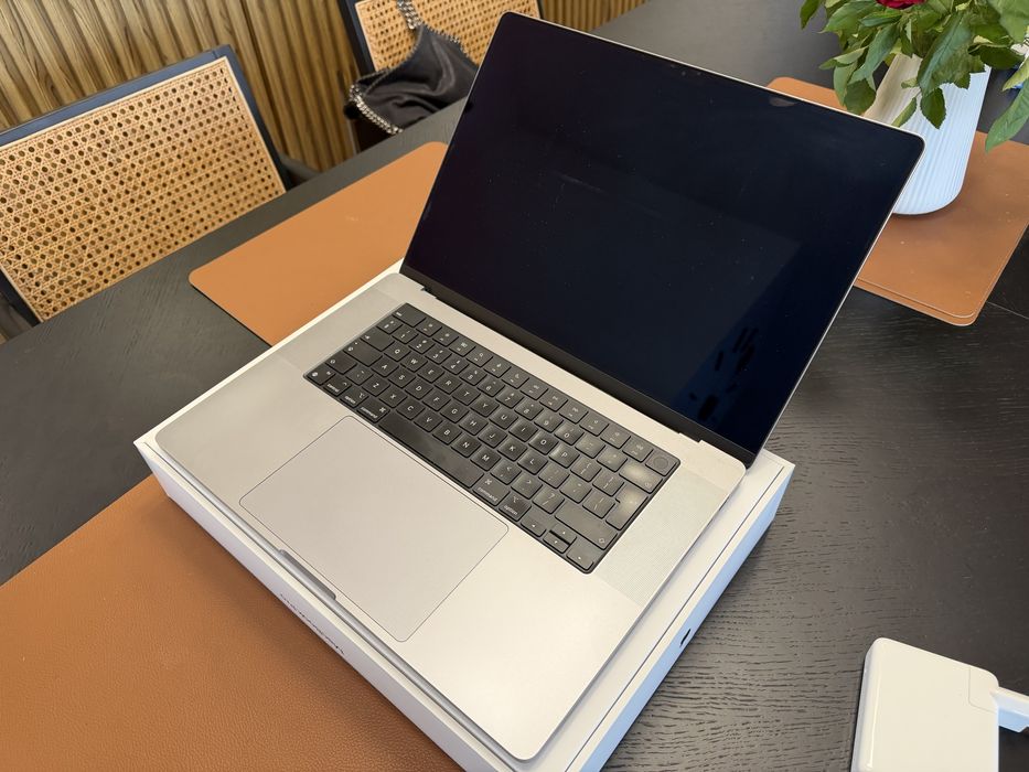 Sprzedam MacBook Pro 16” M1 Max 64GB RAM / 2TB SSD