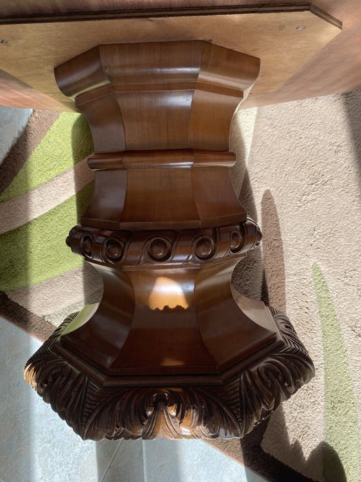 Mesa de centro trabalhada em nogueira