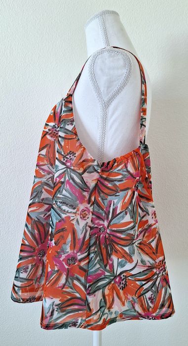 Top com padrão floral (Tiffosi)