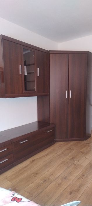 Komplet mebli z szafą narożną.