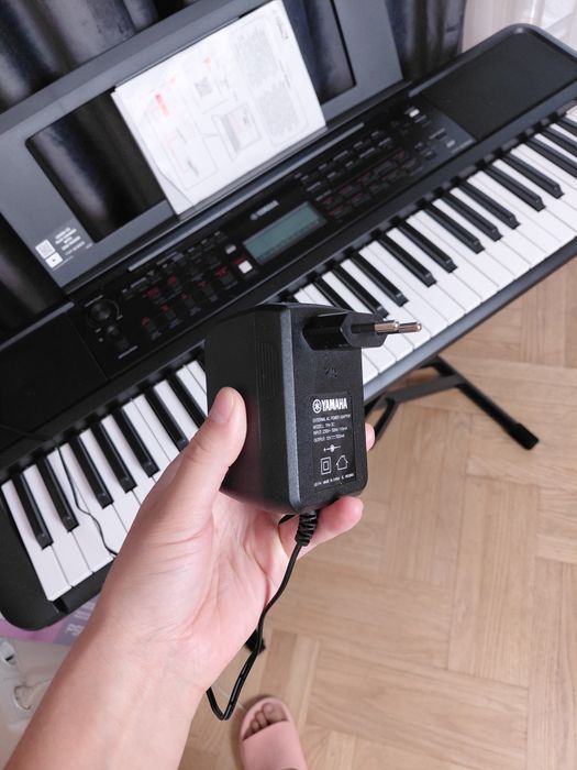 Синтезатор Yamaha PSR-E383 (Стан нового) + X-стійка, пюпітр, перехідник