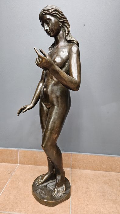 Figura  kobiety brąz.