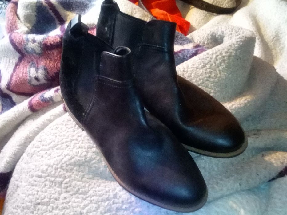 Botas unisexo NR.39 pele genuína pretas  novas 10€
