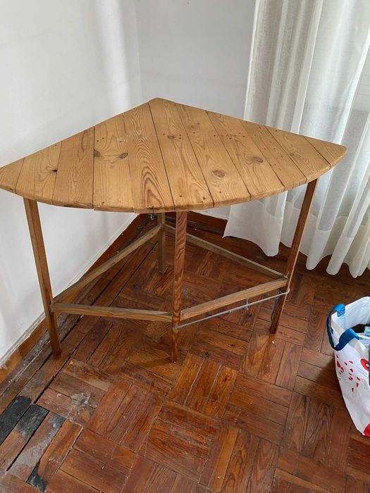 mesa triangular em madeira