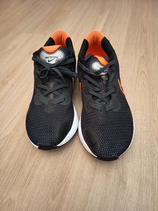 Tênis Nike pretos .