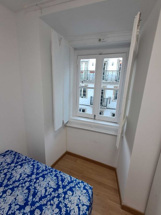 T-2 Novo.Equipado & mobilado. Na LAPA, centro Lisboa.Disponível.