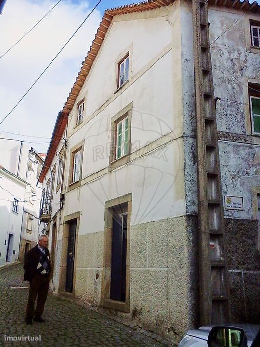 Moradia T15 para venda