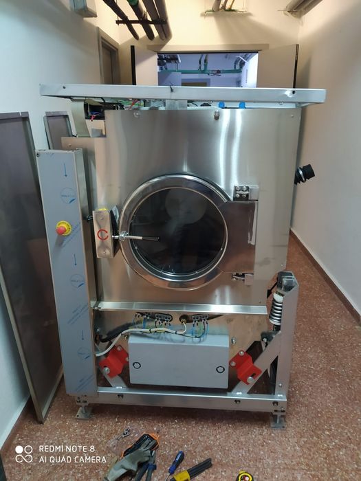 Lavandaria máquina de lavar roupa lares self service