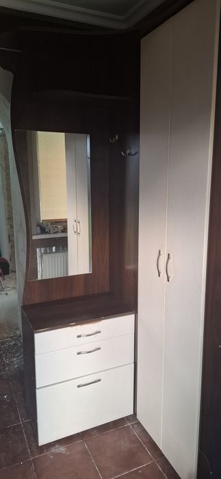 Прихожа бу розміром 102 на 100 см