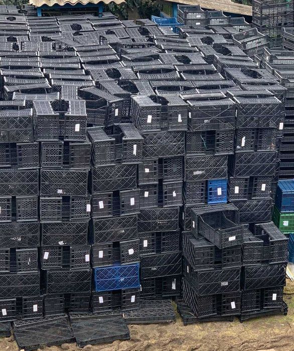 Продам пластиковий ящик б/у в асортименті. Є великі об'єми.