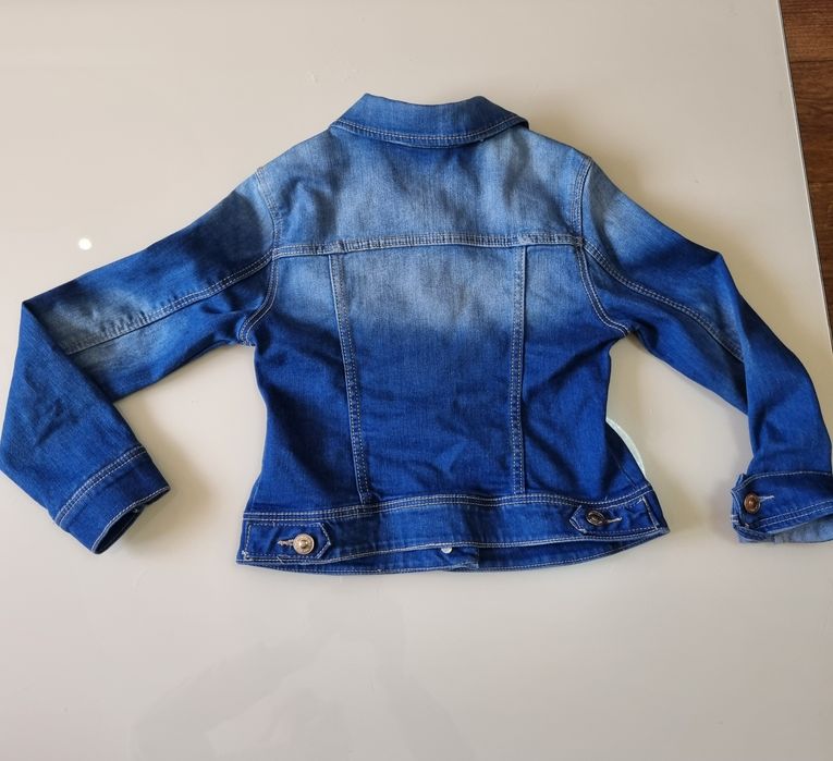 Джинсовая куртка  Zara  Kids на девочку  7-8 лет.