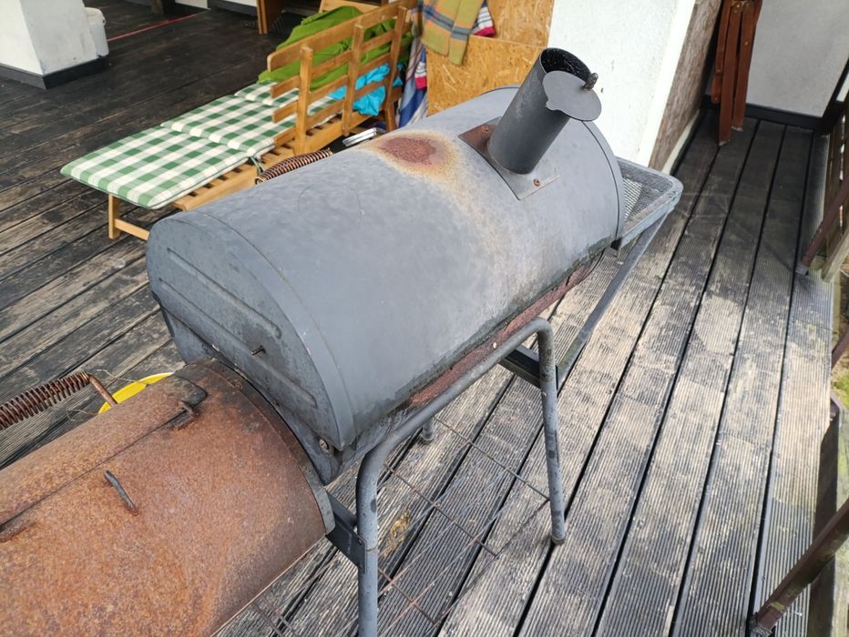 Grill na węgiel z wedzeniem