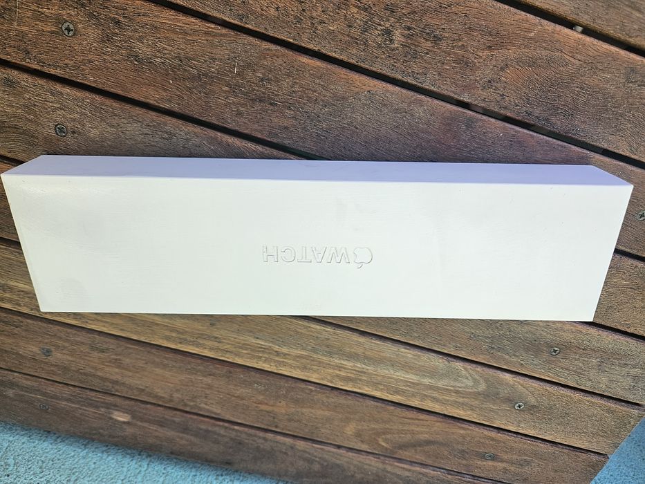 Apple Watch Series 4 w rozmiarze 44 mm. Zegarek ma pękniętą przednią szybkę, ale technicznie jest w pełni sprawny i gotowy do użytku
