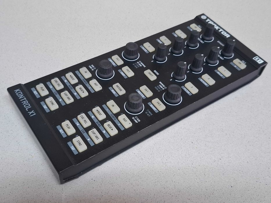 NATIVE INSTRUMENTS TRAKTOR KONTROL X1