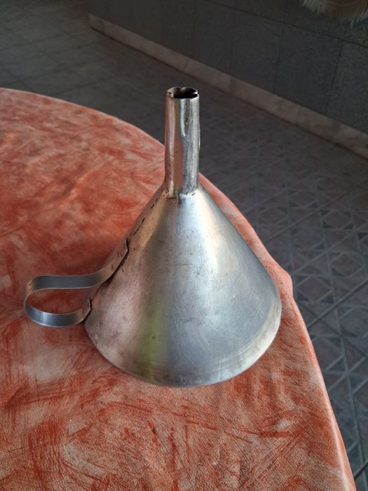 Funil em inox e jarro também em inox de 2 L