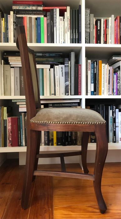 Cadeira de madeira maciça com estofo veludo