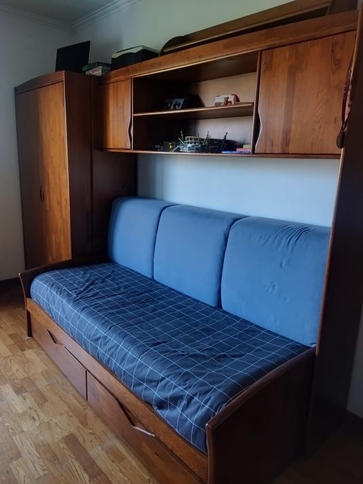 Conjunto 3 móveis em madeira maciça (secretária + sofá-cama + cómoda)